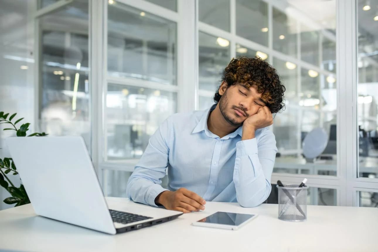Vì sao càng bật máy lạnh lâu bạn càng buồn ngủ?