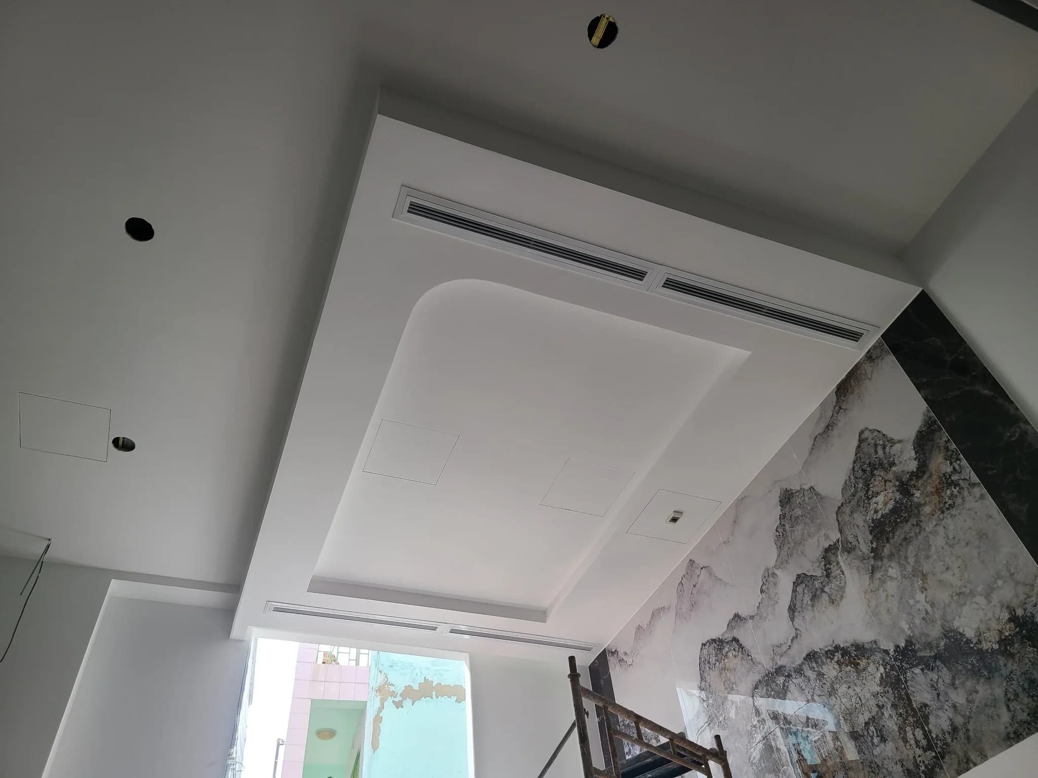 Thi công hệ thống ĐHKK âm trần và cấp khí tươi thu hồi nhiệt Menred Hagisu cho nhà phố Mr. Vũ (Quận 5) - ảnh 2