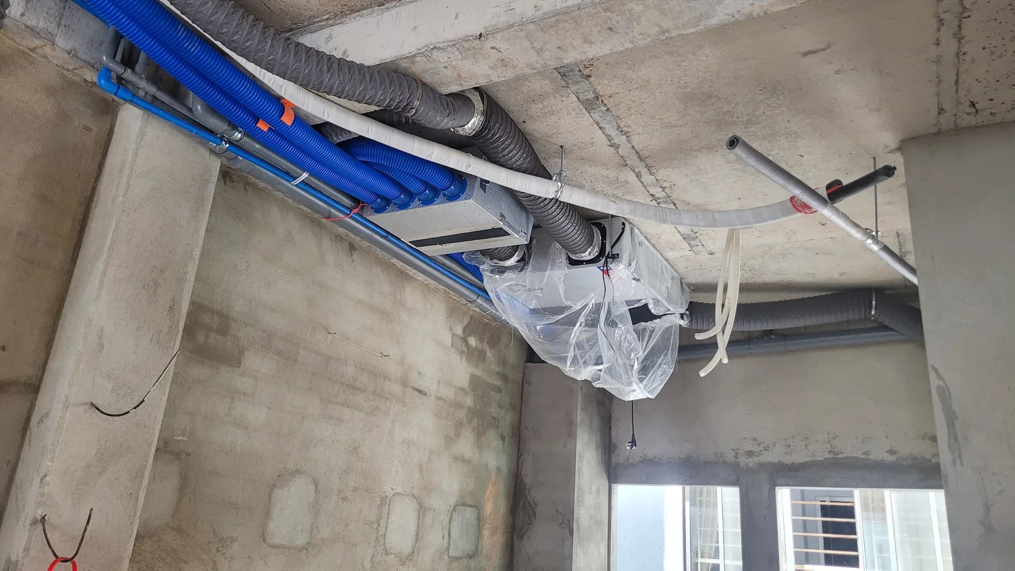 Thi công hệ thống ĐHKK âm trần và cấp khí tươi thu hồi nhiệt Menred Hagisu cho nhà phố Mr. Vũ (Quận 5) - ảnh 8