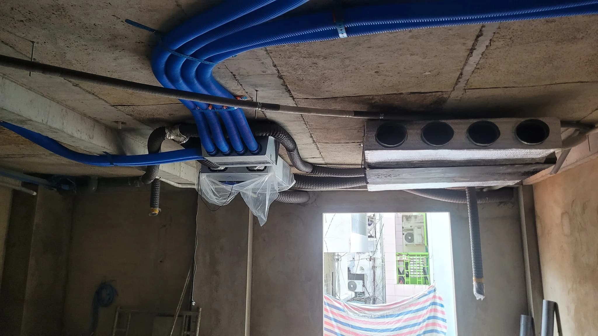 Thi công hệ thống ĐHKK âm trần và cấp khí tươi thu hồi nhiệt Menred Hagisu cho nhà phố Mr. Vũ (Quận 5) - ảnh 12