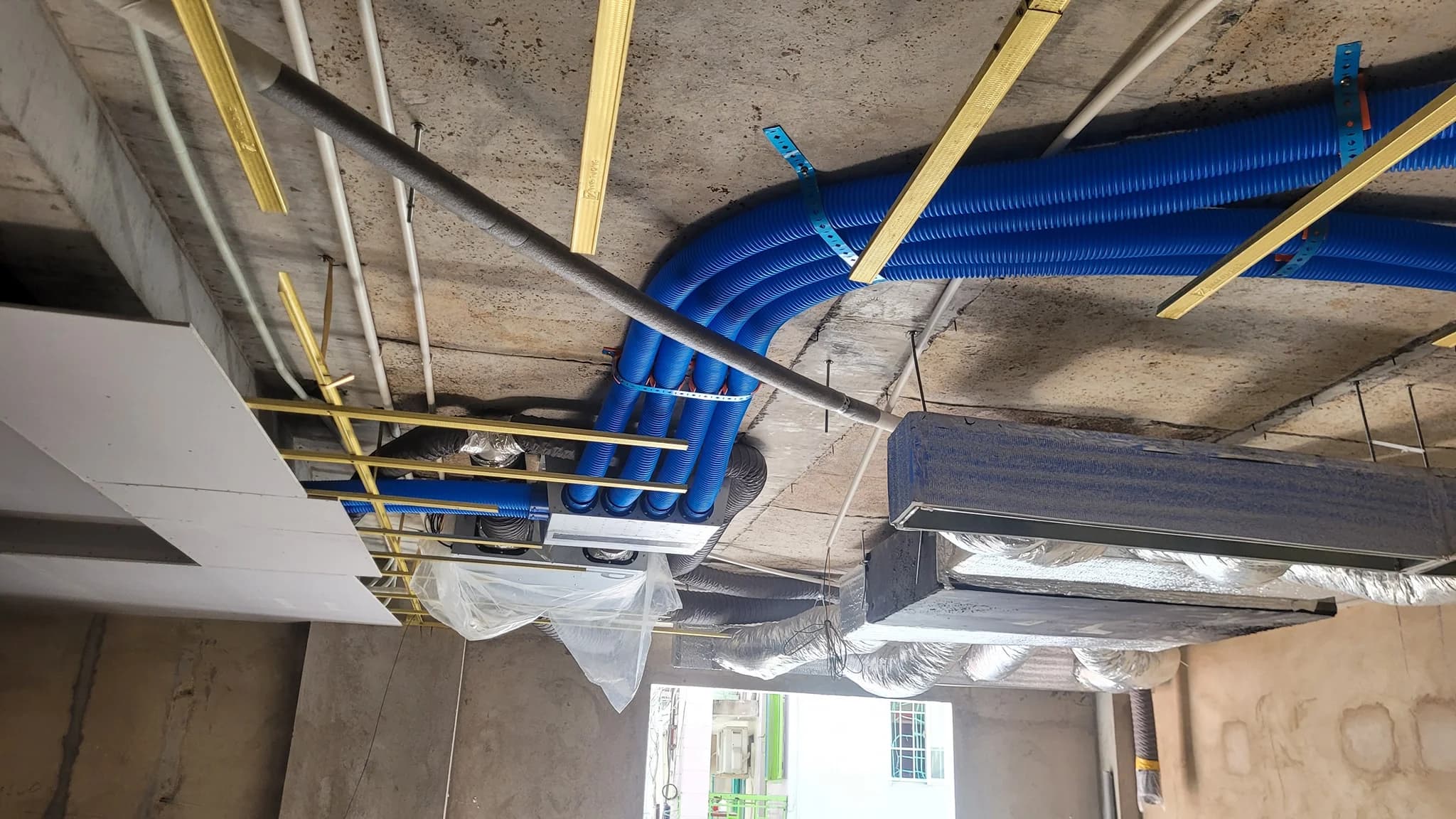 Thi công hệ thống ĐHKK âm trần và cấp khí tươi thu hồi nhiệt Menred Hagisu cho nhà phố Mr. Vũ (Quận 5) - ảnh 13